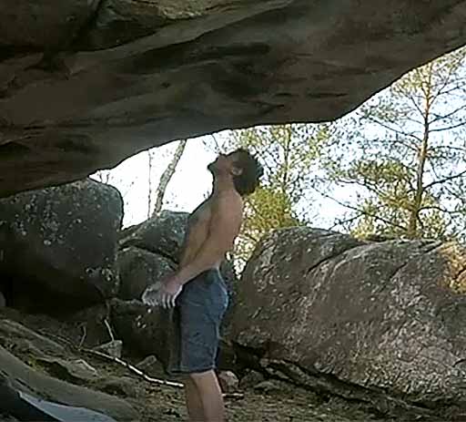 Sous le rocher d'escalade